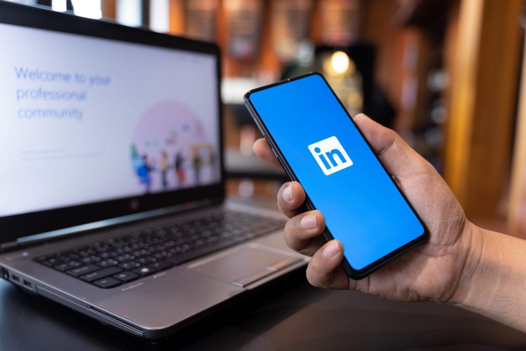 LinkedIn Faces Class Action Lawsuit for Allegedly Spying on Users with Apple Device Apps